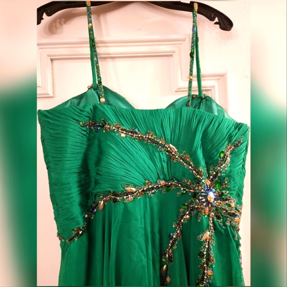 Dave and Johnny emerald grogeous evening dress - Picture 3 of 7